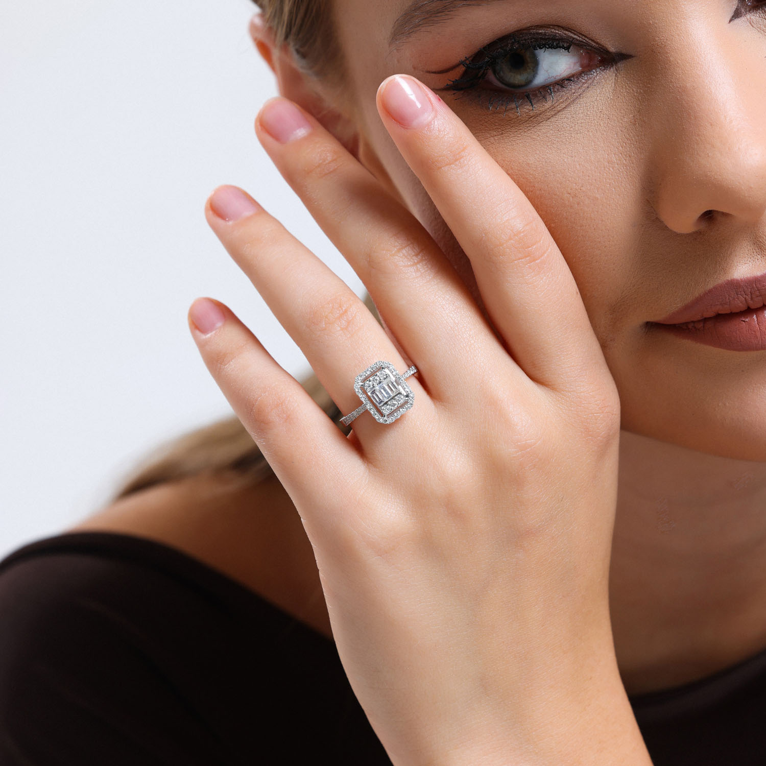 0.59 Karat Pırlanta Baget Yüzük