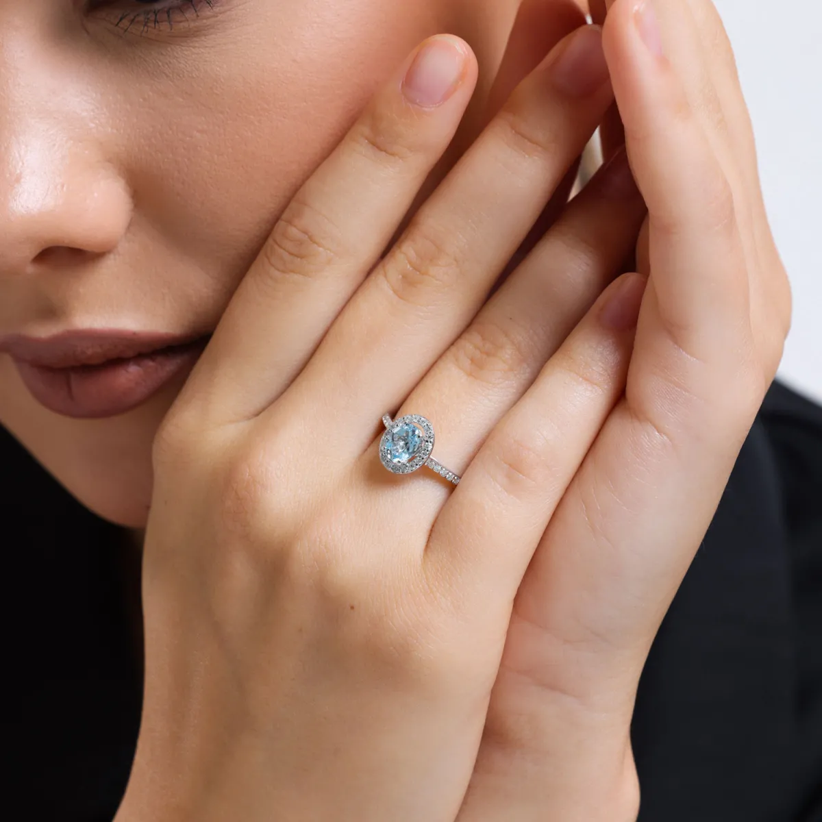 1.37 Karat Pırlantalı Blue Topaz Yüzük